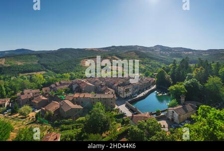 Borgo medievale di Santa Fiora, peschiera e chiesa. Monte Amiata, provincia di Grosseto, regione Toscana, Italia, Europa Foto Stock