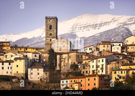 Coreglia Antelminelli, bellissimo villaggio e montagne innevate Appennini sullo sfondo in inverno. Garfagnana, Toscana, Italia Europa Foto Stock