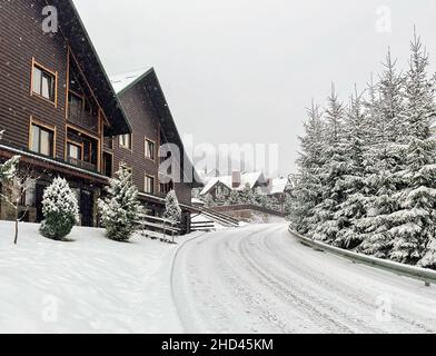 BUKOVEL, Ucraina. 02-06-2021. Stazione sciistica invernale nella foresta di montagna. Pino nevoso abete. Attrazione turistica ai monti Carpazi. Culla calda e accogliente Foto Stock