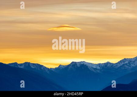 Formazione di nubi al crepuscolo sopra le alpi Ortles, Alto Adige Foto Stock