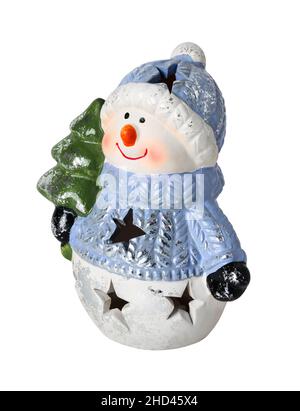 Buon pupazzo di neve in maglione blu e cappello con albero di Natale isolato su sfondo bianco Foto Stock