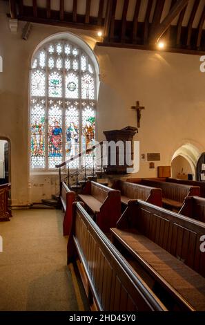 L'interno della chiesa parrocchiale di San Michele, Minehead, Somerset, Regno Unito, che mostra le belle vetrate ad arco e cialde nel foregrou Foto Stock