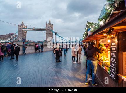 Londra, Inghilterra, Regno Unito - 31 dicembre 2021: Mercatino di Natale vicino al punto di riferimento storico Tower Bridge, vista dal più London Riverside Foto Stock