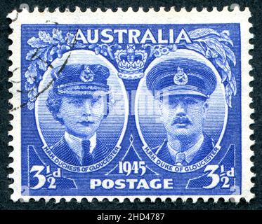 A 1945 numero 3 1/2D francobollo australiano con il duca e la duchessa di Gloucester. Il principe Enrico, duca di Gloucester, fu governatore generale dell'Australia dal 30 gennaio 1945 al 11 marzo 1947. Il francobollo è stato progettato e inciso da Frank D. Manley. Foto Stock