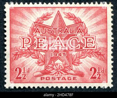 A 1946 numero 2 1/2D francobollo australiano dal titolo “Peace 1945” che commemora la fine della seconda guerra mondiale. Il francobollo è stato progettato e inciso da Frank D. Manley. Foto Stock