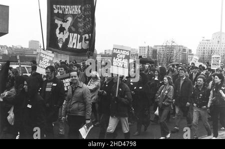 Una marcia dimostrativa del 1984 da parte dei membri del ramo Southwark del sindacato britannico, NALGO (National and Local Government Officers' Association) che protestano contro la prevista abolizione del GLC (Greater London Council). La fotografia raffigura i marchers che attraversano il Ponte di Waterloo, Londra. I manifestanti portano con sé la bandiera NALGO della filiale Southwark, cartelli con gli slogan, “Hands Off Local Govt”, “Hands Off the GLC” e anche alcuni preparati dal giornale, “Socialist Worker” che mostrano il sostegno allo sciopero dei minatori, “Victory to the Miners – Stop the Tory Attacks”. Foto Stock