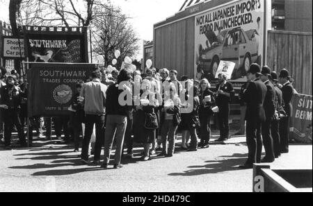 Una dimostrazione da parte dei membri del ramo Southwark del sindacato britannico, NALGO (National and Local Government Officers' Association) e Southwark Trades Council, che protestano contro il licenziamento di un lavoratore del Southwark London Borough Council. Metà 1980s. La fotografia raffigura i manifestanti che si sono radunati presso l'Elefante e il Castello di Southwark, Londra, prima di imbarcarsi in una marcia. I manifestanti portano con sé le bandiere, i volantini, i palloncini e i cartelli del Southwark Branch Branch NALGO e Southwark Trades Council con lo slogan: “Chi si preoccupa dei lavoratori? – non il Consiglio di Southwark”. Foto Stock