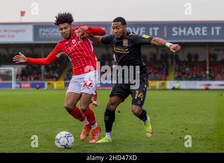 Il Kaine Kesler di Swindon Town (a sinistra) sfidato da Ali Koiki di Northampton Town (a destra) durante la partita della Sky Bet League Two al County Ground di Swindon. Data foto: Sabato 1 gennaio 2022. Foto Stock