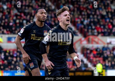 Sam Hokins (a sinistra) celebra il primo gol dei suoi lati con Ali Koiki (a destra) della città di Northampton durante la partita della Sky Bet League Two al County Ground di Swindon. Data foto: Sabato 1 gennaio 2022. Foto Stock