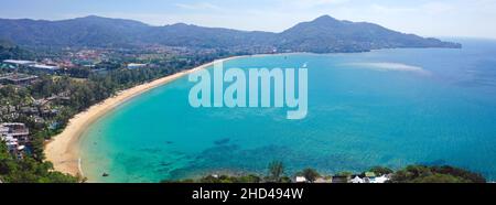 Vista aerea della spiaggia di kamala al tramonto a Phuket in Thailandia Foto Stock