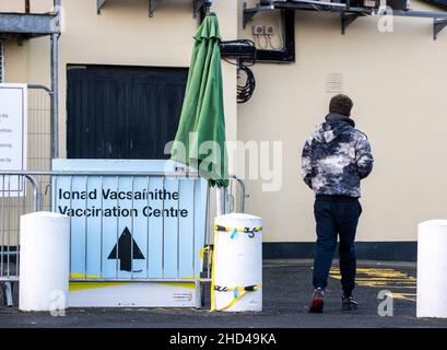 Ross Mshanen a piedi nel centro di vaccinazione al Glengarn Hotel a Castleblaney, County Monaghan. I genitori in Irlanda possono ora registrare i bambini di età compresa tra i 5 e i 11 anni per i vaccini Covid-19, con il lancio previsto per iniziare con preminenza. Foto Stock