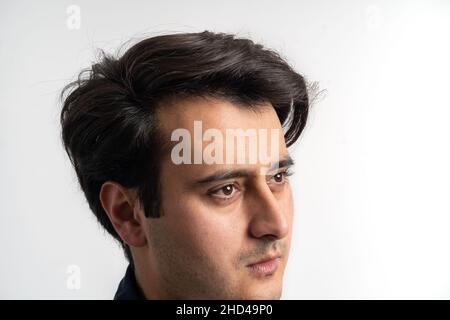 Primo piano foto di uomo marrone con pelle e capelli ben curati. Cura dei capelli e concetto coiffeur. Foto Stock