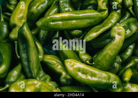 Peperoni freschi verdi sul mercato delle verdure. Foto Stock