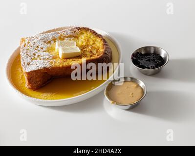 Burro caldo che si scioglie su un pezzo di pane fresco Foto Stock