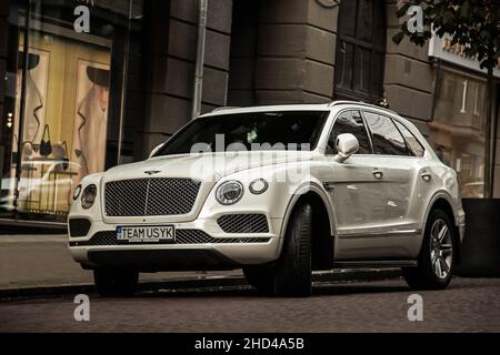 Kiev, Ucraina - 12 giugno 2021: Inglese bianco Bentley Bentayga SUV parcheggiato in città Foto Stock