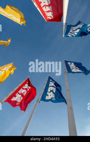 Bratislava, Slovacchia - Gennaio, 2, 2022 : IKEA batte il cielo blu. IKEA è il più grande rivenditore di mobili al mondo dal 2008 e progetta Foto Stock