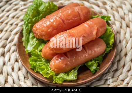 salsiccia e verdure su un piatto Foto Stock