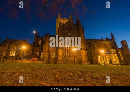 Cattedrale di Hereford illuminata sotto il cielo della sera. Hereford Inghilterra Regno Unito. Dicembre 2021 Foto Stock