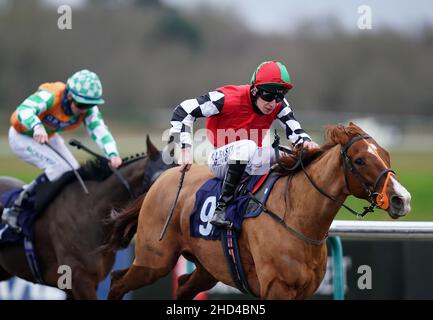 Luke Morris guida Prince Rock (a destra) sulla loro strada per vincere il MansionBet Partner orgogliosi della handicap AWC al Lingfield Park Racecourse, Surrey. Data foto: Lunedì 3 gennaio 2022. Foto Stock