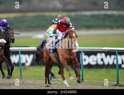 Luke Morris guida Prince Rock (a destra) sulla loro strada per vincere il MansionBet Partner orgogliosi della handicap AWC al Lingfield Park Racecourse, Surrey. Data foto: Lunedì 3 gennaio 2022. Foto Stock