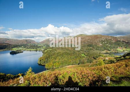Grasmere e Rydal Water verso Dunmail Rise e Fairfield da Loughrigg, il Lake District National Park, Cumbria, Inghilterra Foto Stock