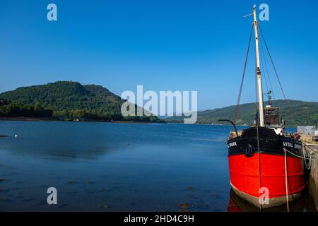 Una barca da pesca ormeggiata nel porto di Inveraray a Loch Fyne in Argyll Scozia Foto Stock