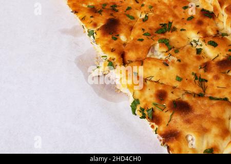 Torta di Ossezia con carne in una scatola da vicino Foto Stock