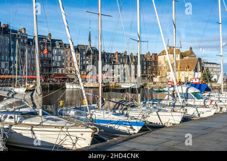 Honfleur Francia , 30 dicembre 2021 : Barche a vela nel porto di Honfleur o nel porto vecchio durante l'inverno in Honfleur Normandia Francia Foto Stock