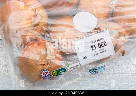 CIPOLLE marroni / Allium cepa confezionate in plastica ASDA. Chiamato anche cipolle gialle + etichetta Best Before Date / BBD. Per ingredienti comuni della cucina e medicinali. Foto Stock