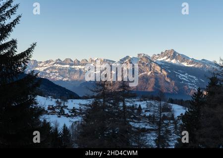 Saint Margrethenberg, Svizzera, 19 dicembre 2021 splendido paesaggio invernale con le alpi innevate in una giornata di cielo blu Foto Stock