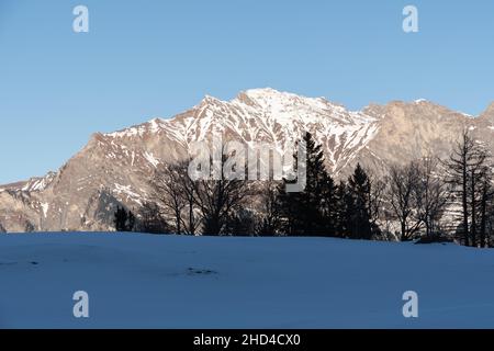 Saint Margrethenberg, Svizzera, 19 dicembre 2021 splendido paesaggio invernale con le alpi innevate in una giornata di cielo blu Foto Stock