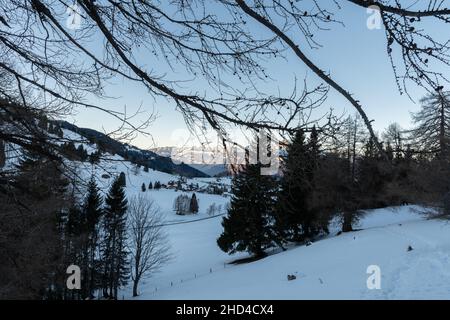 Saint Margrethenberg, Svizzera, 19 dicembre 2021 splendido paesaggio invernale con le alpi innevate in una giornata di cielo blu Foto Stock