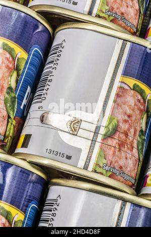 Apritoio/apriscatole con chiave a torsione a colpo chiuso su un prodotto in scatola di carne ASDA. Concetto di conservazione degli alimenti, apertura di una lattina di vermi. Foto Stock