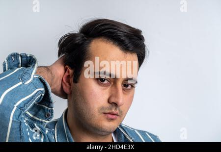 Primo piano foto di uomo marrone con pelle e capelli ben curati. Cura dei capelli e concetto coiffeur. Foto Stock