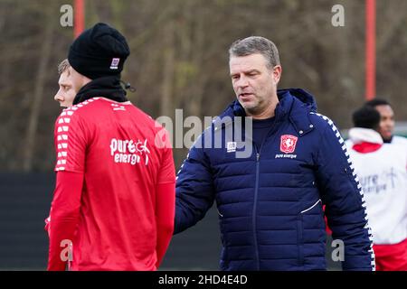 HENGELO, PAESI BASSI - GENNAIO 3: assistente allenatore Andries Ulderink di Twente Enschede FC durante la prima sessione di allenamento 2022 partita tra FC Twente e FBK Stadion il 3 Gennaio 2022 a Hengelo, Paesi Bassi (Foto di Jeroen Meuwsen/Orange Pictures) Foto Stock