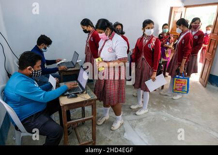 Kolkata, India. 03rd Jan 2022. Gli studenti hanno visto registrarsi prima di essere vaccinati con dosi di vaccino Covaxin sviluppato da Bharat Biotech alla Barasat Girls High School, Kolkata.Aid enorme aumento di COVID-19 casi nel Bengala occidentale, la spinta di vaccinazione per le persone di età di 15-18 anni inizia il 3rd gennaio. Credit: SOPA Images Limited/Alamy Live News Foto Stock