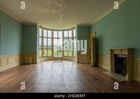 Sala biliardo con vista sui giardini di Kirby Hall, una casa di campagna elisabettiana, situata vicino a Gretton, Northamptonshire, Inghilterra. Foto Stock