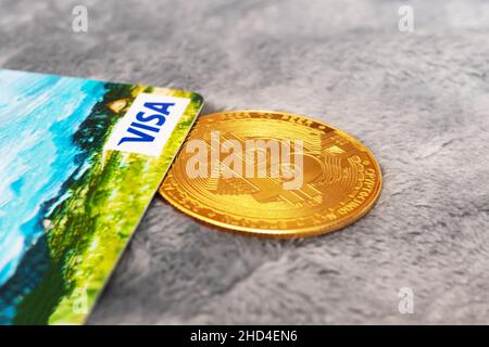 Bielorussia, Novopolotsk -10 novembre 2021: Monete Bitcoin e visto primo piano Foto Stock