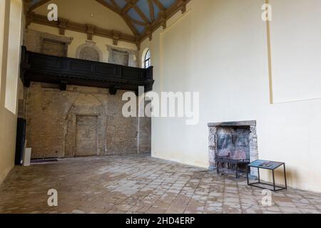 Grande sala all'interno della rovina di Kirby Hall, una casa di campagna elisabettiana, situata vicino a Gretton, Northamptonshire, Inghilterra. Foto Stock