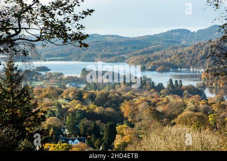 Vista di Windermere e delle alte campane dalla cima di Orrest testa il Lake District National Park, Cumbria, Inghilterra Foto Stock