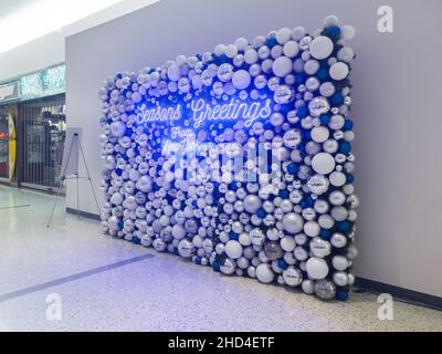 New York, USA - 25 dicembre 2021: Vista orizzontale della decorazione del saluto all'interno del Terminal dell'Aeroporto John F. Kennedy sull'Occaision di Capodanno. Foto Stock