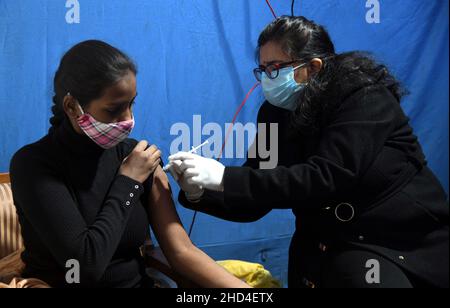 New Delhi, India. 3rd Jan 2022. Una ragazza riceve una dose di vaccino COVID-19 a Nuova Delhi, India, 3 gennaio 2022. L'India lunedì mattina ha iniziato a vaccinare i bambini di età compresa tra 15 e 18 anni contro COVID-19 tra i timori di un aumento delle infezioni della variante Omicron. Credit: Partha Sarkar/Xinhua/Alamy Live News Foto Stock