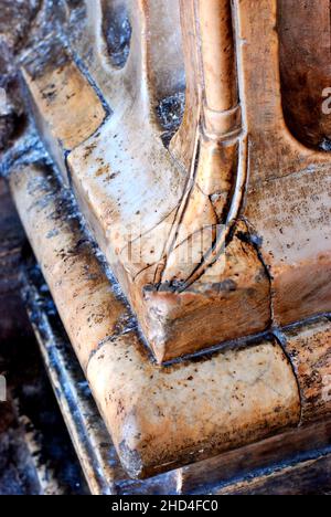 Primo piano di una colonna di pietra a base di rovine nel vasto sito archeologico di Pompei, Campania, Italia Foto Stock