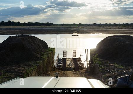 Un ponte di corda sul fiume Luangwa nel Parco Nazionale di Luangwa Sud, Zambia Foto Stock