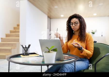 Donna nera che ha una videochat con un computer portatile e parla Foto Stock