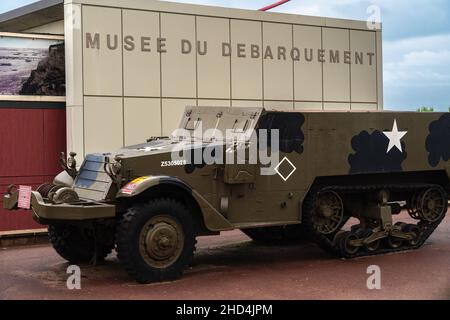 Arromanches, Francia - 2 agosto 2021: Musee du Debarquement - traduzione: Landing Museum. Veicolo militare americano armato davanti all'edificio. Foto Stock