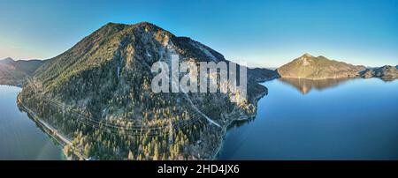 Vista panoramica sul Lago Walchensee in Baviera con sfondo di montagna Foto Stock