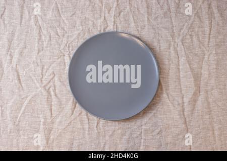 Piastra in ceramica a forma di cerchio di colore blu grigio su sfondo isolato, cibo mockup Foto Stock