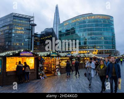 Londra, Inghilterra, Regno Unito - 31 dicembre 2021: Mercatino di Natale in tutta l'area di London Riverside, vista verso il famoso edificio moderno più alto di Shard Foto Stock