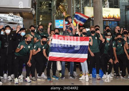 Provincia di Samut Prakan, Tailandia. 02nd Jan 2022. La squadra nazionale di calcio maschile della Thailandia (Elefanti di guerra) giocatori con parti correlate che arrivano all'aeroporto di Suvarnabhumi, nella provincia di Samut Prakan, in Thailandia, il 02 gennaio 2022 dopo aver vinto con successo il Campionato ASEAN della Federazione di calcio 2020 (AFF Suzuki Cup 2020). (Foto di Teera Noisakran/Pacific Press/Sipa USA) Credit: Sipa USA/Alamy Live News Foto Stock